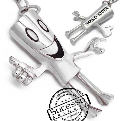 Chaveiro metálico personalizado com mascote sorridente e logo Sanko-Sider, da Sucesso Brindes.