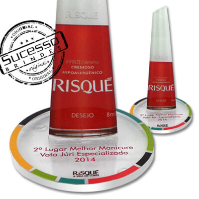 Esmalte Risqué na cor "Desejo" sobre uma base personalizada que indica "2º Lugar Melhor Manicure - Voto Júri Especializado 2014". A base circular tem detalhes coloridos nas bordas e exibe o logotipo da Risqué.